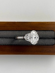 แหวนเพชรเพาะเลี้ยง 3 กะรัต รับรองโดย IGI สี E ความสะอาด VVS1 ประดับเพชรทรงทริลเลียนด้านข้าง 3 เม็ด ทองคำขาว 14K แหวนหมั้น - Product Image 6