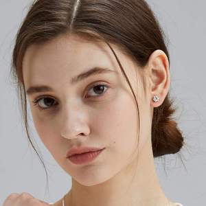 Pendientes de Diamantes Moissanite de Lujo con Acabado Pulido Premium para Moda Hip Hop, Streetwear y Estilo de Lujo - Product Image 2