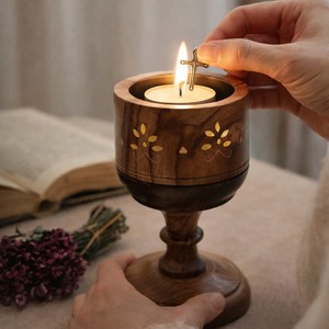 Brûleur d'encens en forme de cône de bois de santal en laiton avec incrustation florale, conçu pour des moments religieux chaleureux et cérémoniels - Product Image 4