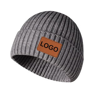 Gorros Cortos de Alta Calidad con Parche de Cuero, Gorros de Invierno Tejidos Personalizados - Product Image 2