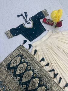 Conjunto de Lehenga Choli Tradicional de Seda Banarasi Premium con Relieve, de Secado Rápido, Color Verde Azulado y Marfil, para Novia, Boda, con Trabajo de Zari Dorado, Lujoso, Indio - Product Image 5