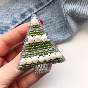 Broche Bordado a Mano con Cuentas, Elegante Pin Floral de Moda para Chaquetas, Abrigos, Vestidos y Bolsos - Product Image 1