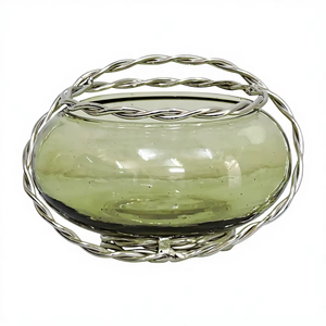 Moderna Cuenco de Vidrio Verde Salvia con Marco de Alambre de Aluminio Plateado Trenzado - Centro de Mesa Decorativo Redondo - Decoración Contemporánea para el Hogar - Product Image 1