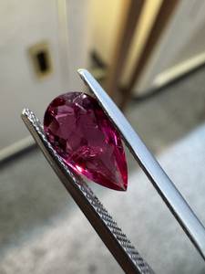 Tourmaline Rubellite Naturelle 1,37 CT Coupe Poire Pierre Précieuse Libre Couleur Magenta Profond avec Effet de Jeu de Couleurs/Feu Africain pour la Fabrication de Bijoux/Collectionneur - Product Image 4