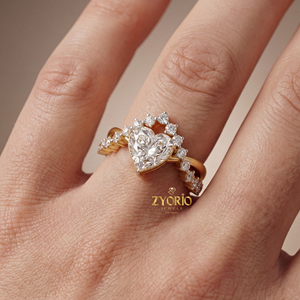 Anillo de Compromiso con Zirconia Cúbica Cultivada en Laboratorio en Forma de Corazón de 2.62ct Claridad VS2, Diseño de Corona con Halo Plateado, Anillo de Boda Moderno para Mujer - Product Image 5