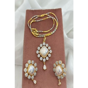 Conjunto de colgante de circonita de doble tono chapado en oro de latón de calidad premium Pretty CZ con cadena, colección de moda para fiestas de mujer - Product Image 1