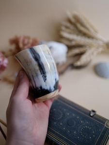 Jarra de cuerno natural de alta calidad con acabado pulido, hecha a mano para uso en el hogar, bar o fiestas, disponible para exportación. - Product Image 2