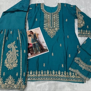 Conjunto de traje Sharara Chinon de diseñador Royal Export con bordado de lentejuelas, dupatta de chinon pesado y forro de crepé de seda. - Product Image 6