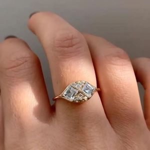 Bague de fiançailles en or jaune 14 carats avec diamant de laboratoire émeraude carré 1 carat, bijoux fins modernes pour mariée - Product Image 3