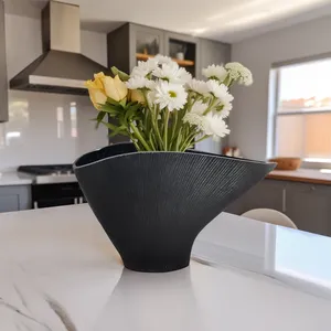 Florero de Metal con Acabado Dorado Hecho a Mano, Elegante Centro de Mesa Decorativo para Sala de Estar, Dormitorio o Comedor de Lujo - Product Image 1