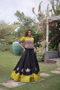 Conjunto de Lehenga Choli Amarillo y Negro con Flores de Loto, Encaje y Espejo, de Seda, Tradicional, Largo hasta el Suelo, Corte Regular, para Bodas - Product Image 4