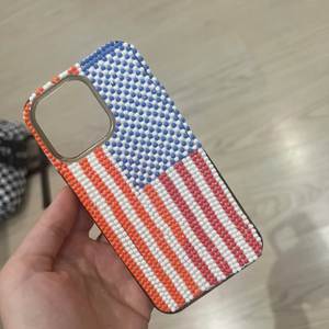 เคสโทรศัพท์มือถือทำมือสำหรับผู้หญิง วัสดุซิลค์คอนน้ำหนักเบา ประดับด้วยคริสตัล ลูกปัดตกแต่ง สีสันปรับแต่งได้ แฟชั่นบูติก - Product Image 1