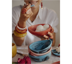 Tazón para Servir Ensaladas de Resina Pulida Tallada, Moderno, de Lujo, Ecológico, Hecho a Mano, para el Hogar y el Jardín, de la India - Product Image 1