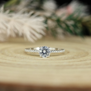 Bague de fiançailles élégante pour femme en argent sterling 925 plaqué or avec sertissage griffe et pierre principale Moissanite VVS 1 carat certifiée GRA - Product Image 1