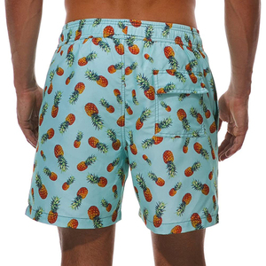 Restez à la mode cet été avec notre dernière collection de shorts de bain pour hommes : des imprimés audacieux, des couleurs rétro et des coupes modernes pour tous les styles. - Product Image 4