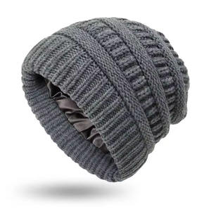 Bonnet d'hiver en gros pour femme, bonnets tricotés personnalisés colorés avec logo, bonnets d'hiver unisexes pour femme, bonnets en fourrure à pompon tricotés - Product Image 1