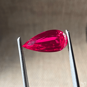 Rubis créé en laboratoire, 2,45 carats, taille poire allongée, rouge vif, pierre précieuse non montée pour la création de bijoux sur mesure - Product Image 1