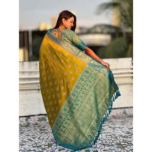 Sari Patola Ikkat en soie douce verte Mehandi, tissé Zari, avec des tissages contrastés, élégant pour les soirées, de la collection Elite Weaves - Product Image 5