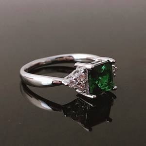 Anillo de Compromiso de Plata de Ley con Esmeralda Cuadrada Lucy, Piedra de Nacimiento de Mayo, Regalo de Aniversario de Bodas Número 55 - Product Image 4