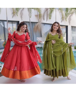 Collections de Salwar Kameez en Chanderi Mul, vêtements ethniques indiens, avec un riche travail de dentelle et de miroirs, pour les mariages et les événements festifs. - Product Image 1