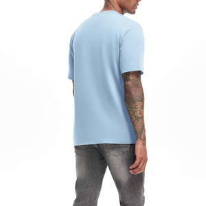 T-shirt en jersey de coton uni bleu clair à manches courtes et col rond pour homme, coupe classique, style décontracté - Product Image 2