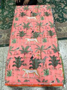 Couvre-lit Kantha fait main avec une fine broderie en coton pour les hôtels de luxe, les maisons de vacances et les intérieurs design - Product Image 1