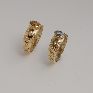 Anillo de Topacio Azul Natural, Anillo de Latón Hecho a Mano con Banda Texturizada, Anillo Clásico Elegante de Diseñador, Regalo de Joyería para Mujer - Product Image 3