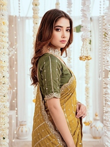 ชุดส่าหรีผ้าไหมสีมัสตาร์ดสุดหรูจาก AARA พร้อมเสื้อสีเขียว ป้องกันแสงแดด ใส่ได้ทุกฤดู เหมาะสำหรับงานแต่งงาน ผู้หญิง สไตล์ดั้งเดิม ความยาวคลุมเท้า - Product Image 2