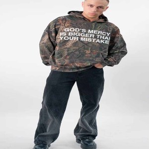 Sudadera Cristiana con Capucha Inspirada en la Fe: La Misericordia de Dios es Mayor, Bordado 'God Blessed', Algodón French Terry, Venta al por Mayor, Ropa Personalizada - Product Image 4