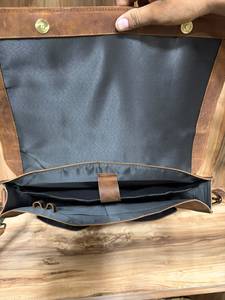 Maletín de Cuero Genuino Negro para Hombre |   Bolso Mensajero para Portátil de Cuero Hecho a Mano |   Maletín de Negocios |   Fabricante OEM ODM - Product Image 6
