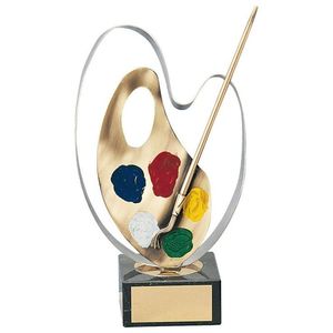 Copa de trofeo dorada ornamentada con asas decorativas. Disponible a precios de mayorista. - Product Image 5