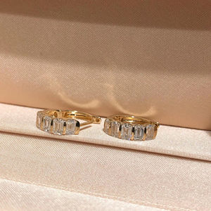 Pendientes de Aro de Oro Amarillo de 14K con Diamantes Cultivados en Laboratorio de Corte Esmeralda, Engaste de Media Bisel, Regalo de Lujo para Mujer, para Fiestas y Eventos - Product Image 1