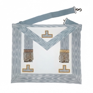 Delantal de Maestro Venerable. 3 TausTassels. Regalia del Rito Escocés (RSR) Rectificado de 39x33cm, Bordado a Mano en Tela, Logia Azul - Product Image 1
