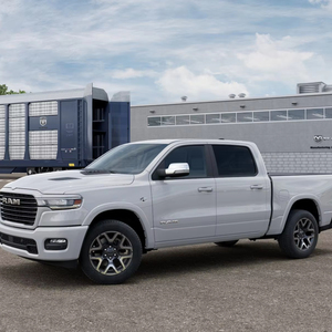 RAM 1500 Laramie Turbo Deluxe Premium con Navegación y Tracción en las Cuatro Ruedas, Asientos de Cuero, Techo Corredizo, Cámara Trasera de 360° - Product Image 1