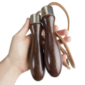 Corde à sauter à vitesse réglable pour femmes, entraînement de fitness à domicile, exercice de gym, poignée en bois, contrôle électronique de la vitesse, matériau en cuir - Product Image 1