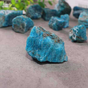 Ornements en cristal de pierre brute sculptés à la main (1 ou 2 cm) pour la décoration intérieure et la collection - Product Image 5