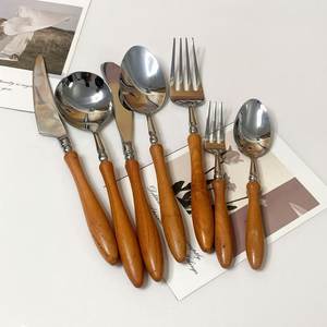 Elegante Juego de Cubiertos de Acero Inoxidable con Mango de Madera para Comidas Familiares y Servicio en Restaurantes - Product Image 1