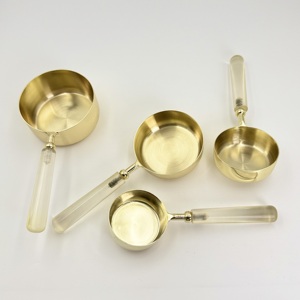 Taza Medidora de Acero Inoxidable con Asa de Resina Transparente y Recubrimiento Dorado PVD, Apta para Lavavajillas, Producto en Oferta, Envío Inmediato - Product Image 3