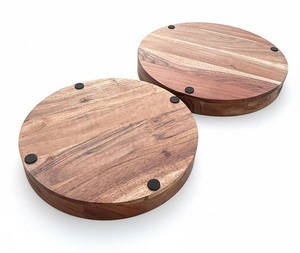 Bandeja de servir de madera hecha a mano con tallados vintage y madera pulida de primera calidad para presentar alimentos con elegancia - Product Image 1
