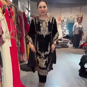 Conjunto de Top y Pantalón de Trabajo de Secado Rápido con Bordado de Lentejuelas de Terciopelo Viscosa Negro de Lujo de Ramdev Trading con Dupatta para Boda - Product Image 1