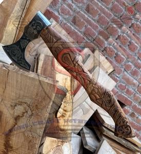 Hacha Vikinga de Doble Hoja Hecha a Mano por Steel Craft International, Hoja de Acero al Carbono, Cabeza con Diseño Tallado, Mango de Madera, Estilo Industrial - Product Image 2