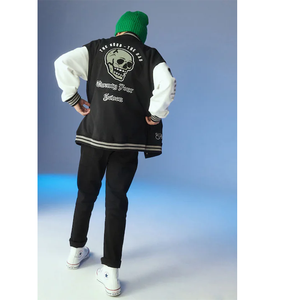 Veste universitaire unisexe noire et blanche avec logo brodé sur la manche gauche, coupe classique, col rabattu, vêtement décontracté pour l'automne - Product Image 2
