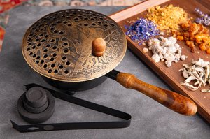 Quemador de incienso con tapa – Buda bajo el árbol Bodhi – Elegante quemador de incienso de hierro con asa de madera – Recipiente para incienso - Product Image 1