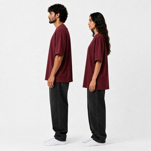 Camiseta Unisex Borgoña Oversize con Hombros Caídos, Corte Regular, Mangas Cortas y Tejido 100% Algodón Transpirable para Streetwear - Product Image 5