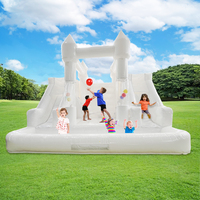 Château gonflable commercial blanc pour mariage avec toboggan, idéal pour les événements et la location de fêtes