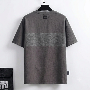 T-shirt décontracté et tendance pour homme, coupe droite, gris avec rayures imprimées sur la poitrine, épaules tombantes, collection été 2026, vente en gros - Product Image 2