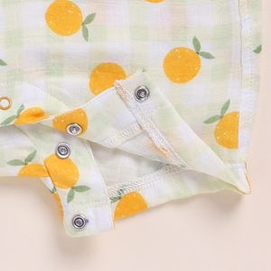 Media mameluco de muselina orgánica de calidad superior con estampado naranja para la comodidad y el estilo del bebé - Product Image 4