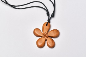 Kalung Liontin Bunga Kayu dengan Sentuhan Alami, Pesona Kayu Buatan Tangan, Latar Belakang Pohon Berlumut, Perhiasan Dekoratif - Product Image 5