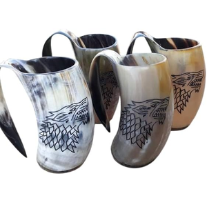 Moderna taza de cuerno hecha de una sola pieza de cuerno sólido, diseñada para una sensación robusta y un estilo vikingo realista. - Product Image 4