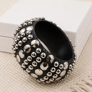 Brazalete de madera hecho a mano de perfil ancho con incrustaciones de metal detalladas - Estilo étnico tribal F S International Uttar Pradesh - Product Image 1